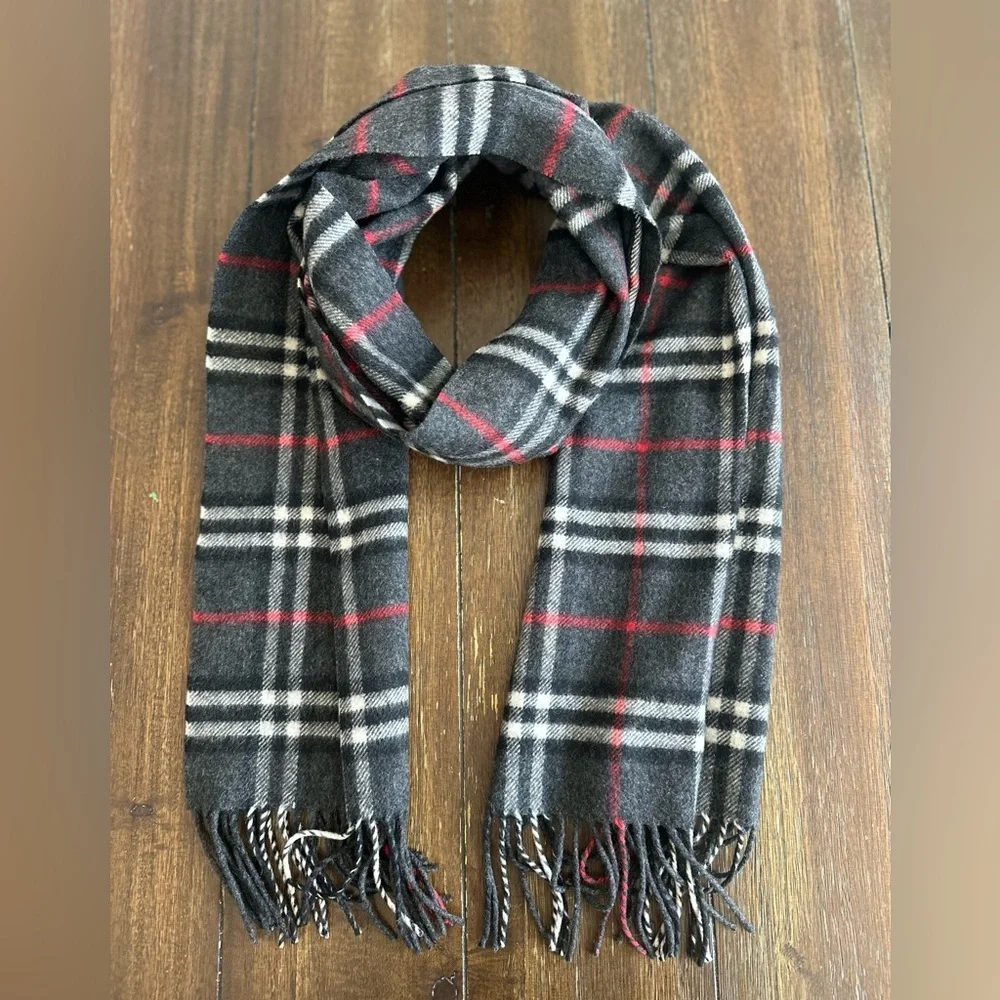 Vintage Burberry's cashmere scarf